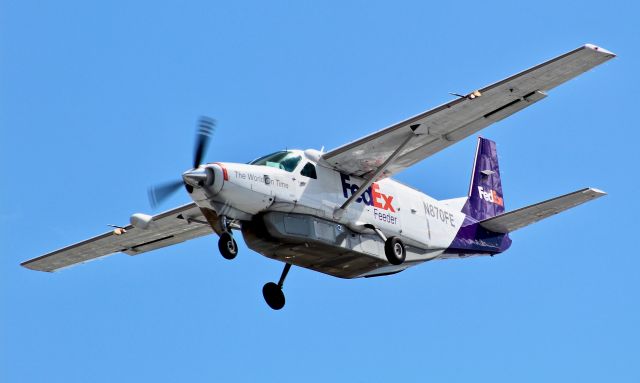 Cessna Caravan (N870FE) - FedEx Feeder Super Cargomaster landing on runway 29 at Newark.