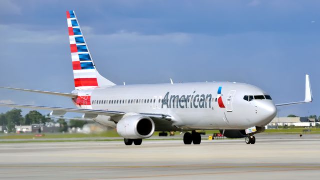 Boeing 737-800 (N895NN) - Taxiing to gate after a flight from MIA/KMIA.