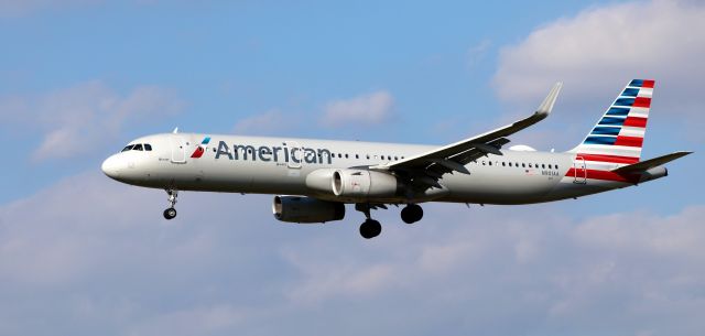 Airbus A321 (N901AA) - About to touch down is this 2017 American Airlines Airbus 321-231 in the Autumn of 2023.