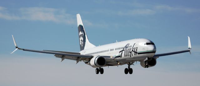 Boeing 737-800 (N527AS) - Landing on 35L.