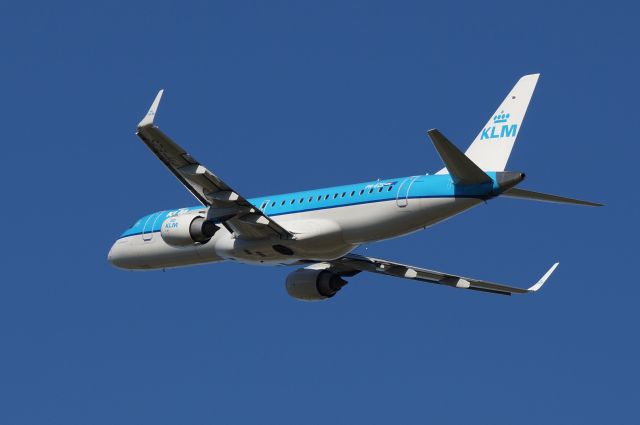 Embraer 170/175 (PH-EZS) - Embraer ERJ190