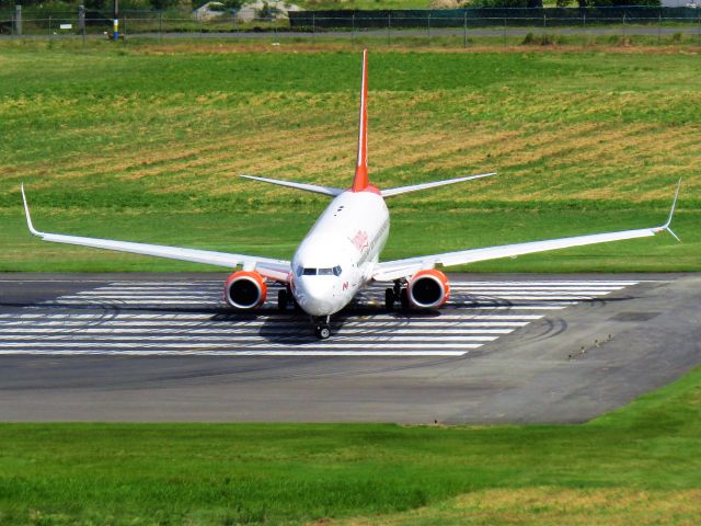 Boeing 737-800 (C-FLSW)