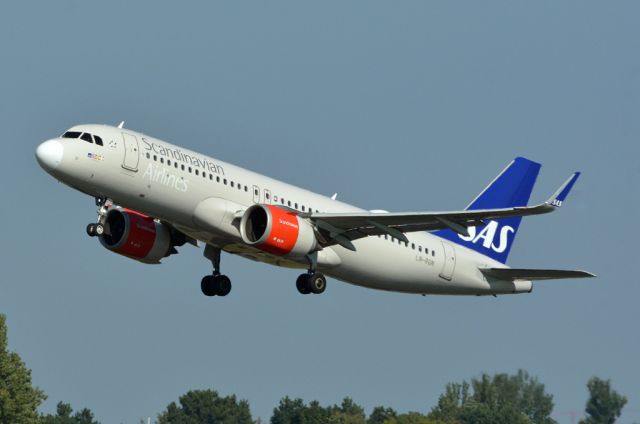 Airbus A320neo (LN-RGN) - St. Magleby RWY22R