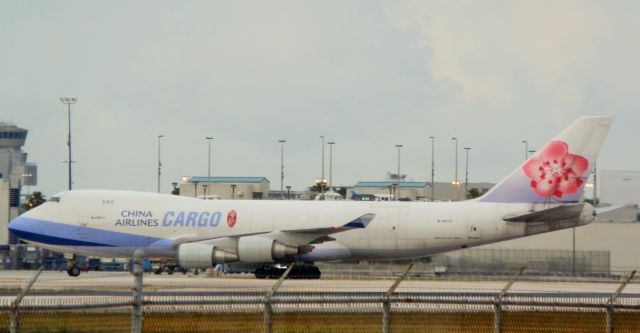 Boeing 747-400 (B-18717)