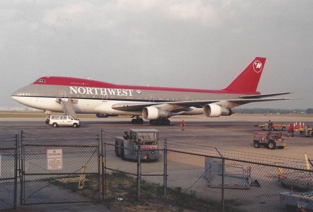 Boeing 747-200 (N613US) - mid to late 90's. Scanned from print.