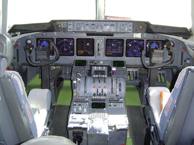 Boeing MD-11 (N525FE) - N525FE FLIGHT DECK TEST BED