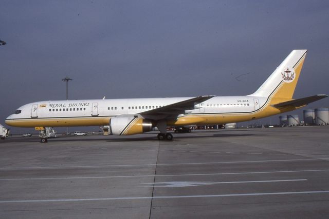 Boeing 757-200 (V8-RBA)