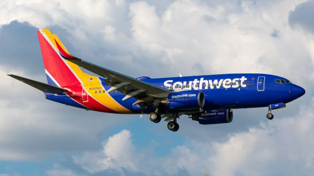 Boeing 737-700 (N942WN) - Landing at Dallas Love Field August 25, 2020.