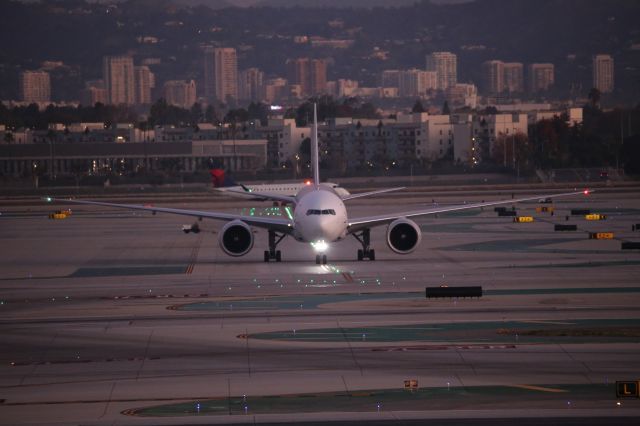 BOEING 777-200LR (JA772F)