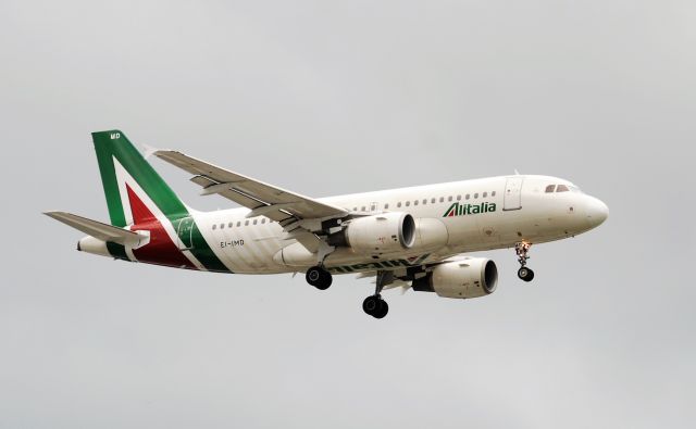 Airbus A320 (EI-IMD) - Landing on 27L