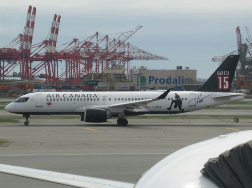 Airbus A220-300 (C-GUPG)