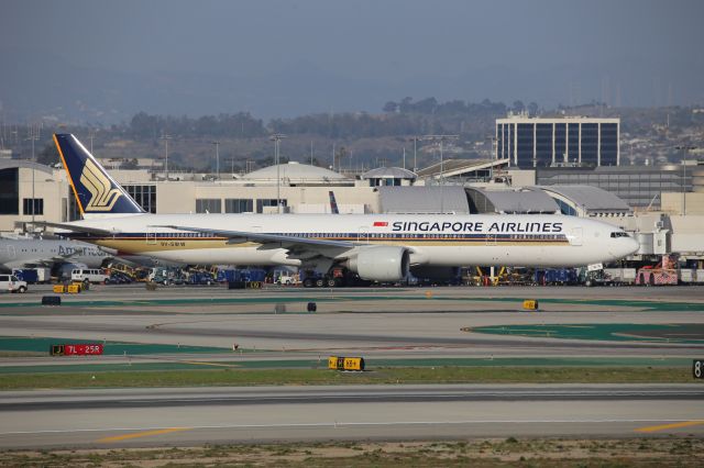 BOEING 777-300ER (9V-SWW)