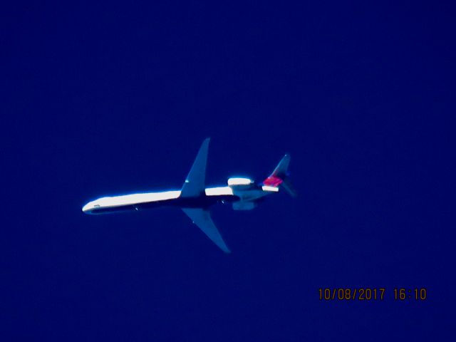 McDonnell Douglas MD-90 (N929DN)