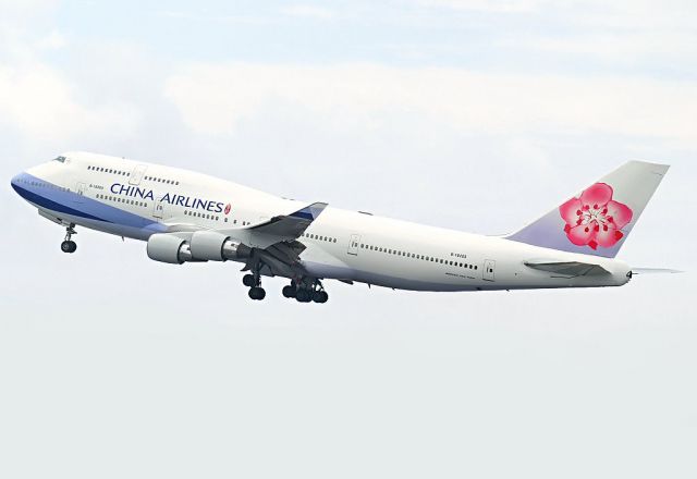 Boeing 747-400 (B-18205)