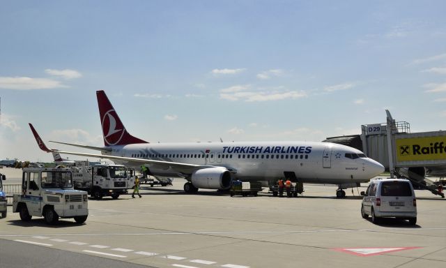 Boeing 737-800 (TC-JGY) - Turkish Airlines Boeing 737-8F2(WL) TC-JGY in Vienna 