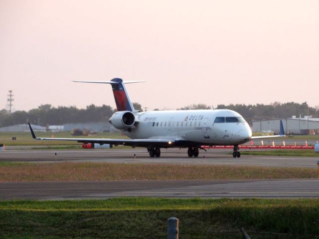 Canadair Regional Jet CRJ-200 (N8930E)