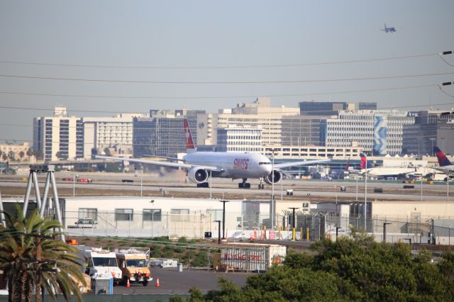 BOEING 777-300ER (HB-JNC)
