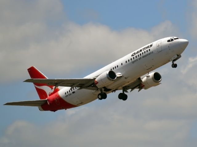 BOEING 737-400 (VH-TJJ) - Getting airborne off runway 23. Monday 19th December 2011.