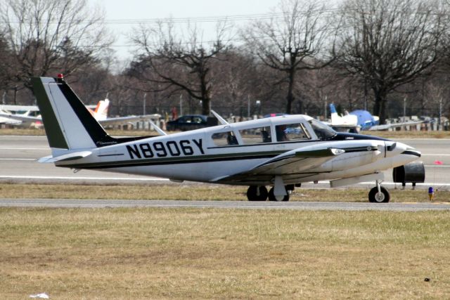 Piper PA-30 Twin Comanche (N8906Y) - PA-39 seen here on 30-Mar-07.