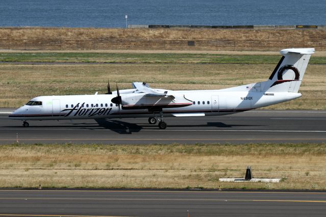 de Havilland Dash 8-400 (N431QX)