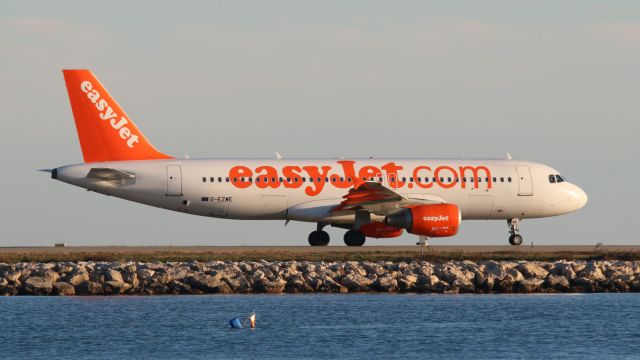 Airbus A320 (G-EZWE)