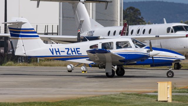 Piper PA-44 Seminole (VH-ZHE)