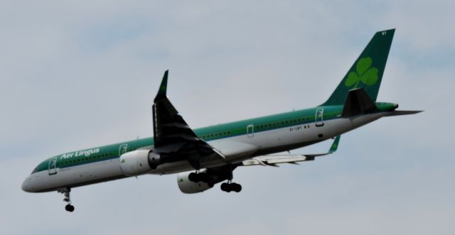 Boeing 757-200 (EI-LBT) - Moments before landing, spring 2019.