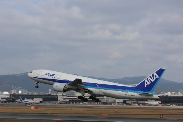 Boeing 777-200 (JA8968)