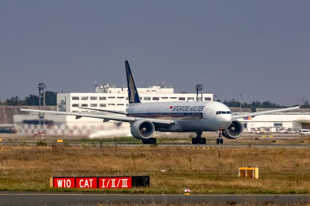 BOEING 777-300 (9V-SWK)