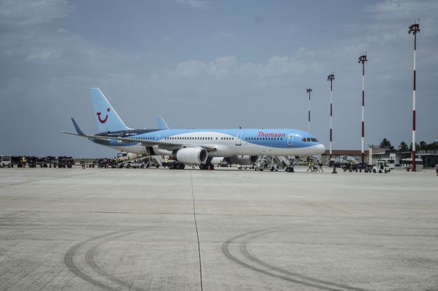 Boeing 757-200 (G-BYAY)