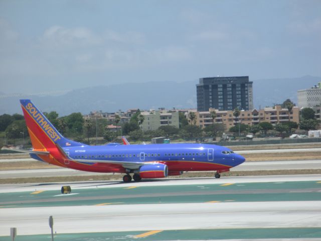 Boeing 737-700 (N7704B)