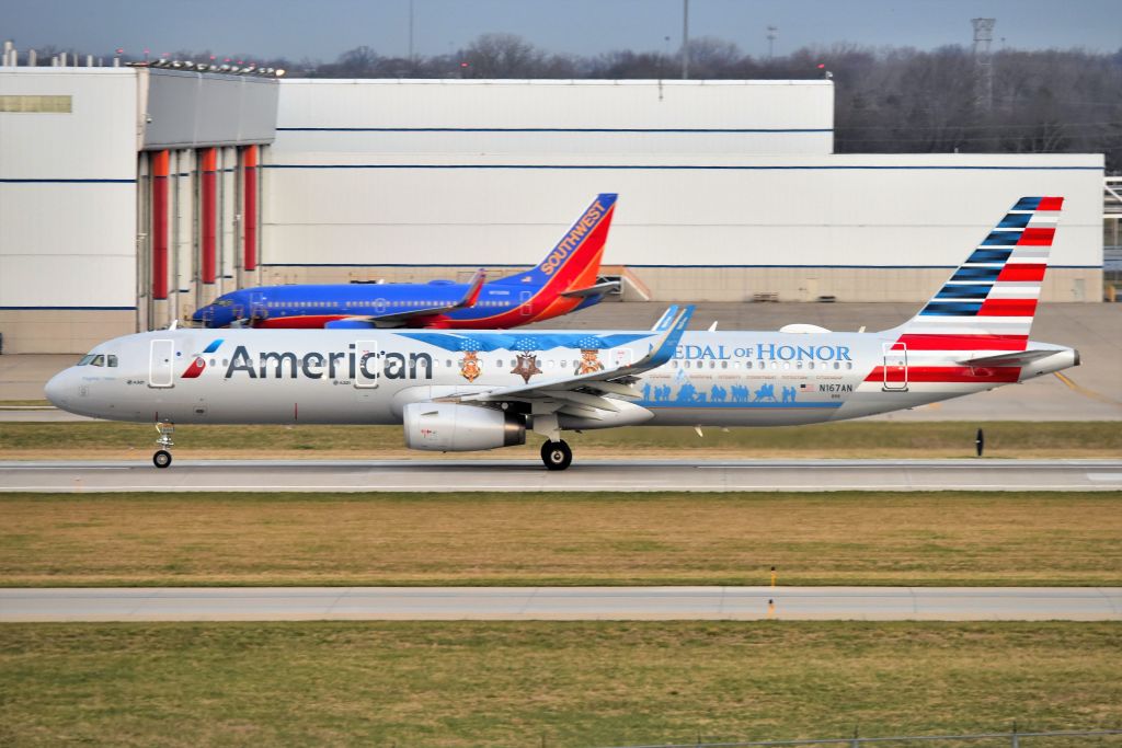 Airbus A321 (N167AN) - 23-R 03-30-22