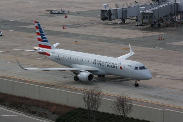 Embraer ERJ-190 (N961UW) - N961UW taxiing to gate D10