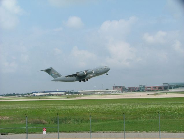 Boeing Globemaster III — - This plane dropped off the presidential motorcade vehicles. Impressive short-field takeoff roll!