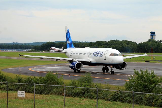 Airbus A320 (N636JB) - JetBlue on the pad, waiting for its release time from Tower. Taken on September 2, 2013.