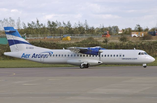 ATR ATR-72 (EI-RED) - Aer Arann - ATR 72-202 C/N 373 - EI-RED - at Luton 2004-10-06.