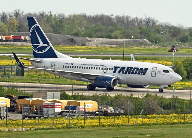 Boeing 737-700 (YR-BGI)