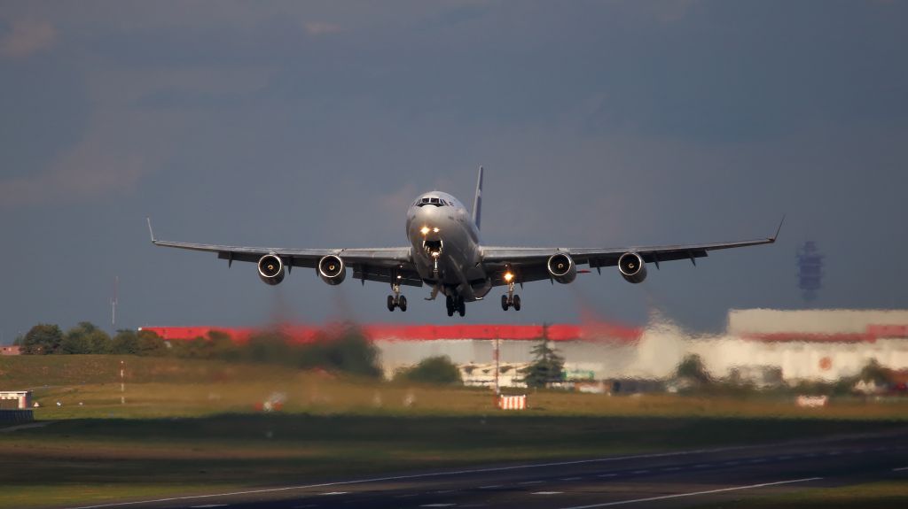 Ilyushin Il-96 (CUT1250) - Seuil de piste 06.