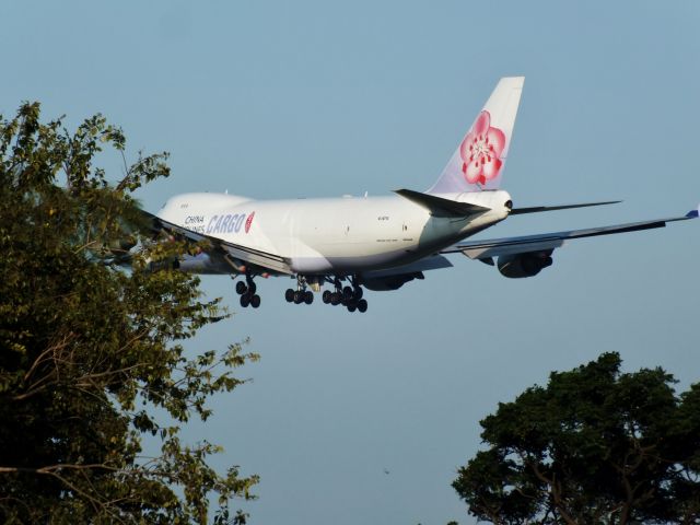 Boeing 747-400 (B-18718)