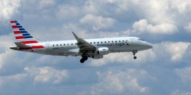 Embraer ERJ 175 (N118HQ) - On final is this 2007 American Airlines Eagle Embraer 170-200LR in the Spring of 2021.