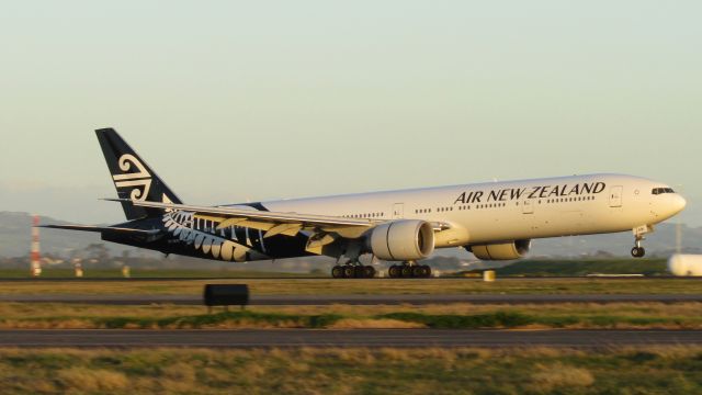 BOEING 777-300ER (ZK-OKM) - Panned onto 23L.