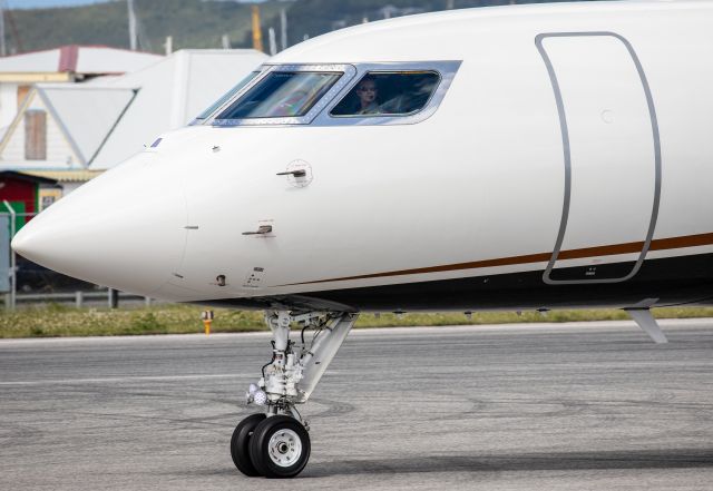 Gulfstream Aerospace Gulfstream G650 (N650FX) - Back tracking runway 