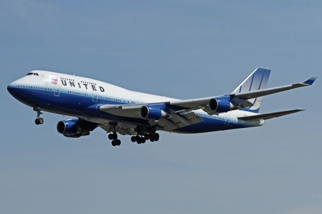 Boeing 747-400 (N104UA)