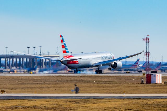 Boeing 787-9 Dreamliner (N824AN) - American Airlines 787-9 landing at DFW on 12/25/22. Taken with a Canon R7 and Tamron 70-200 G2 lens.