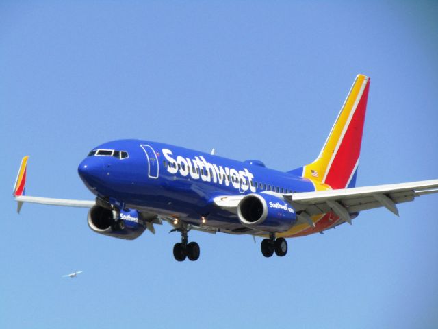 Boeing 737-700 (N7868K) - Landing RWY 30