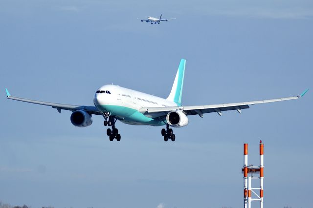 Airbus A330-300 —