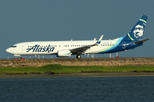 Boeing 737-900 (N237AK) - AS 15 heading back out to Seattle