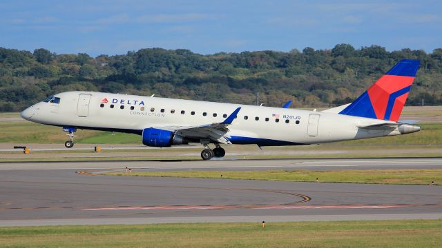 Embraer 170/175 (N201JQ) - ERJ 170-200 LR at Nashville