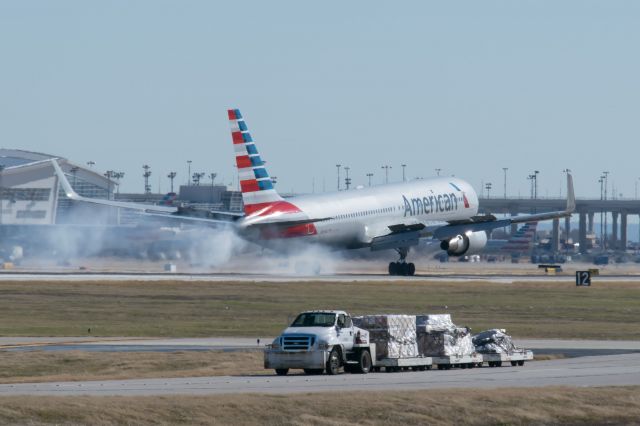 BOEING 767-300 (N373AA)