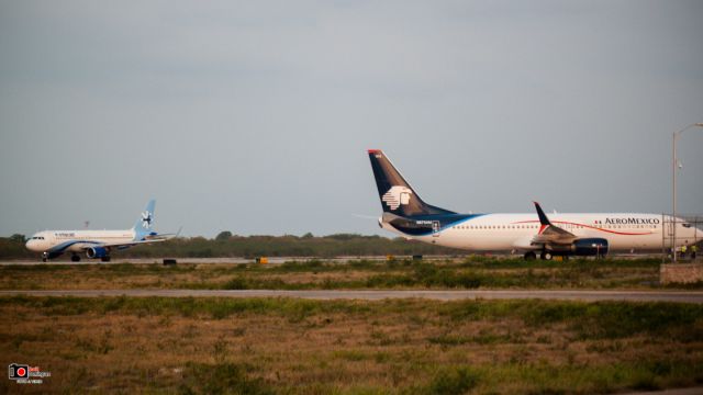 Boeing 737-700 — - Internet a320 + Aeromexico B737